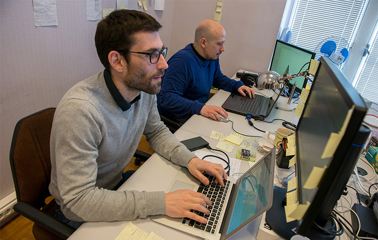 Sébastien au premier plan et Grégory au second plan, les deux salariés de l'association